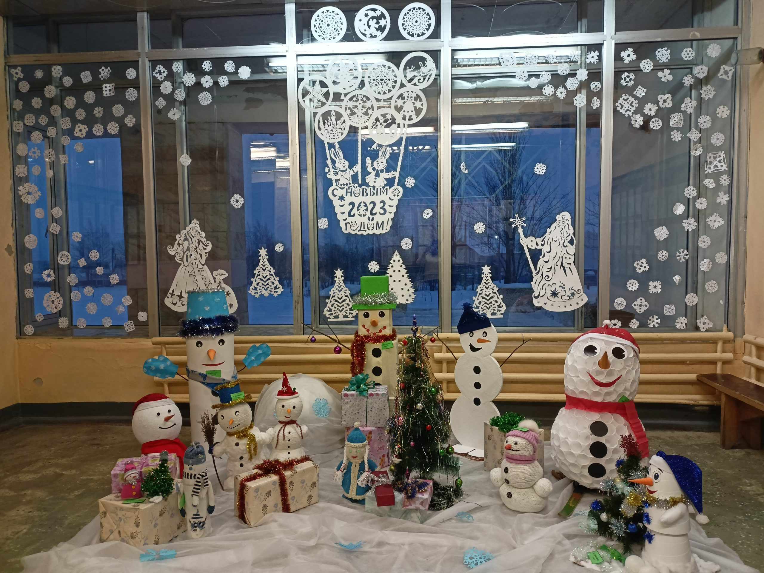 парад снеговиков 28 школа чебоксары. парад снеговиков 28 школа чебоксары. парад снеговиков 28 школа чебоксары. новогодний флешмоб. фотоконкурс парад снеговиков.