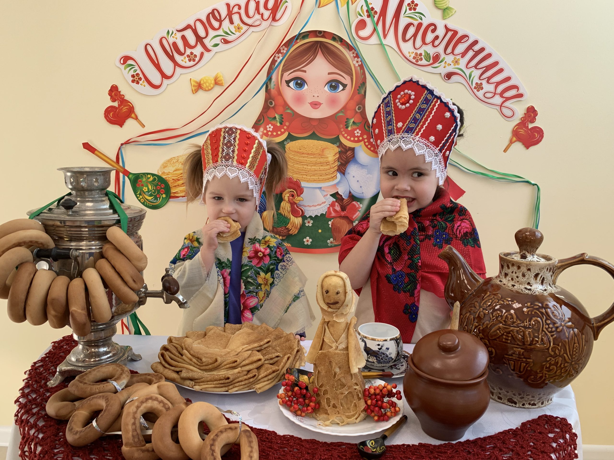 Масленица в первой младшей группе. Масленица в ДОУ чаепитие. Масленица в младшей группе. Масленица в младшей группе в детском саду. Фотозона на Масленицу в помещении