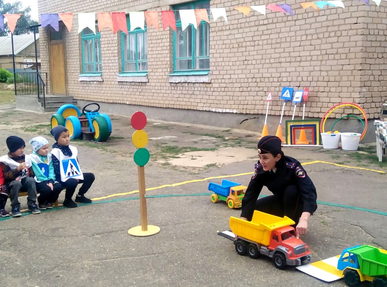 Сценарий развлечения по ПДД «Разноцветный Светофорик» - 