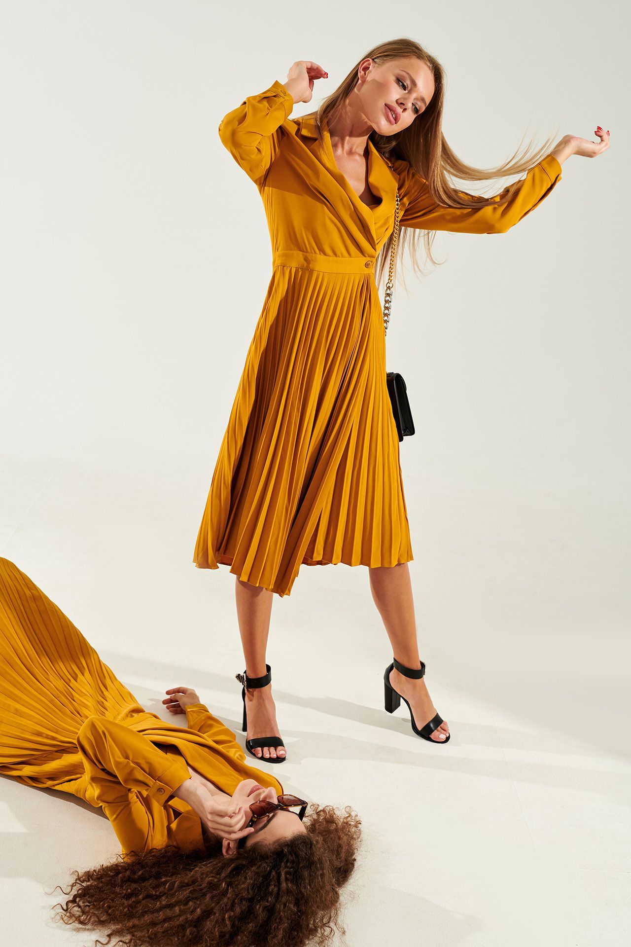 Яркое платье-миди на запáх с плиссированной юбкой в трендовом желтом цветеH.I.T. 1170687, купить за 6742 руб в интернет-магазине TOPTOP.RU