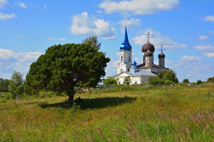 Церковь в честь Успения Божией Матери в д. Иванищи