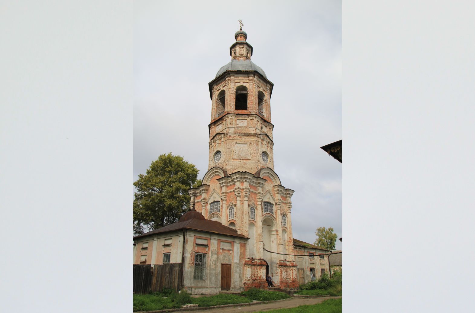 Колокольня собора в честь Троицы Живоначальной в г. Осташков