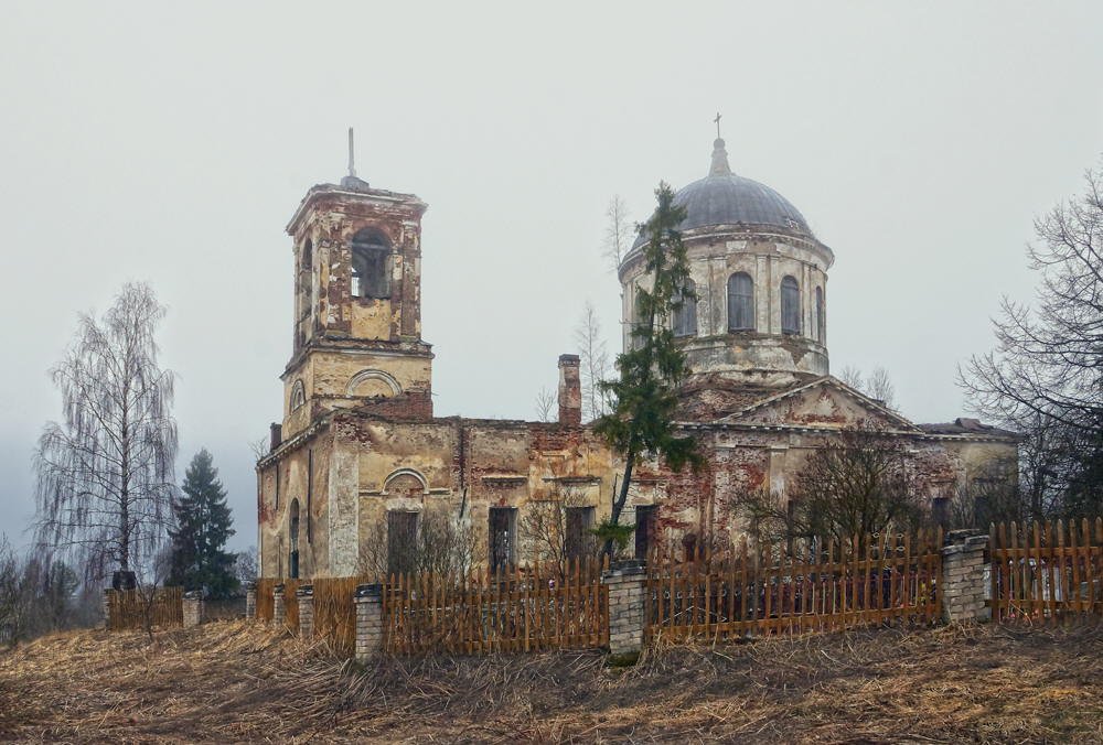 Церковь в честь Успения Божией Матери в д. Дмитровское