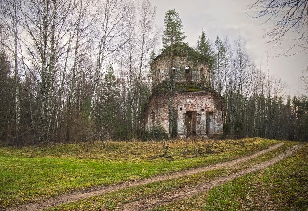 Церковь в честь Архангела Михаила в д. Зерново (урочище Холмец)
