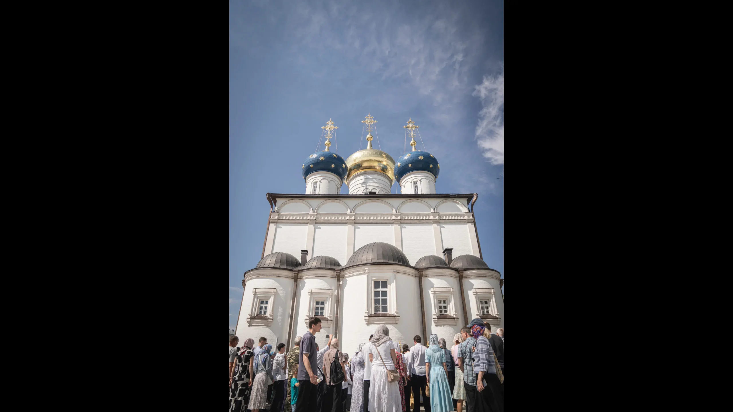 Представители руководства региона молились за Божественной литургией